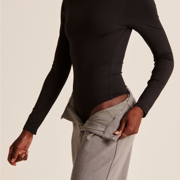 Abercrombie Long Sleeve Seamless Fabric Crew Bodysuit in White - Picture 4 of 6